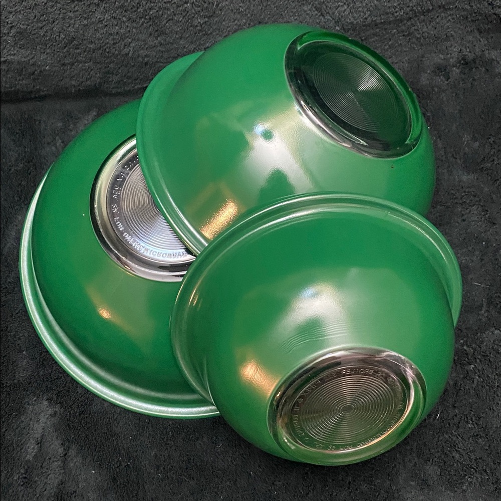 Vintage Pyrex Set of 3 Nesting Mixing Bowls 322 323 325 Green
Clear Bottom - Picture 12 of 16